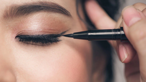 أفكار رسمات الآيلاينر لإطلالة عيون متميزة.. جربيها