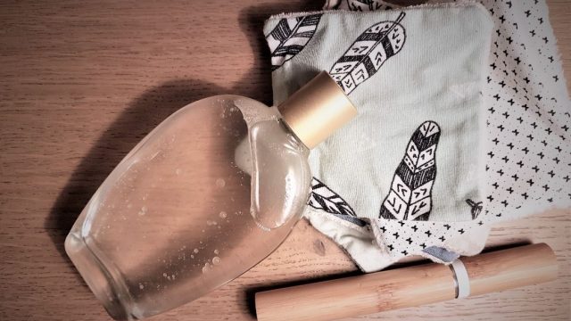 اكتشفي طريقة صنع مزيل مكياج للعيون الحساسة