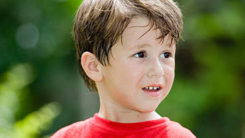 كل ما يجب أن تعرفيه عن التعرق المفرط عند الأطفال