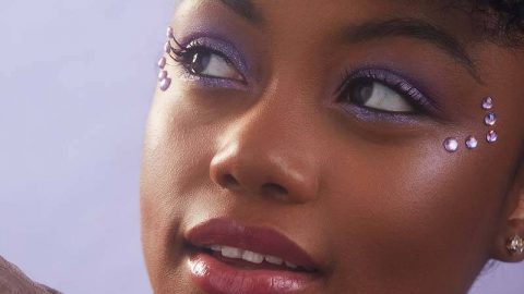 بالفيديو: تعلمي طريقة وضع ستايلات مكياج متميزة كالمحترفات