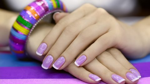 بالصور: رسومات أظافر جذابة بألوان منعشة لصيف 2022