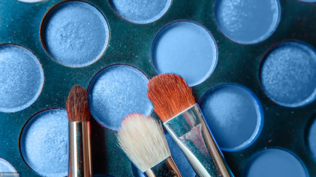 المكياج باللون الأزرق : طرق مختلفة للتمتع بإطلالة جذابة وتراندي