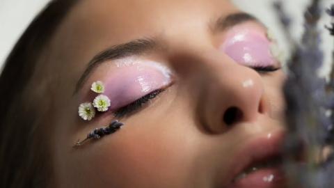 آخر صيحات المكياج الرائجة لصيف 2022 بالصور