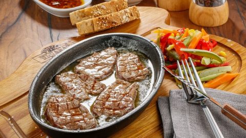 طريقة إعداد ستيك اللحم بالمقلاة