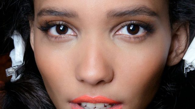 إليك طرق تطبيق اللون المرجاني حسب خبراء المكياج