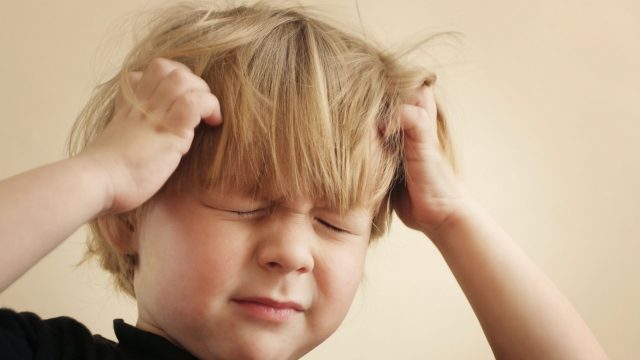 قمل الشعر عند الأطفال : 5 علاجات منزلية للتخلص منه