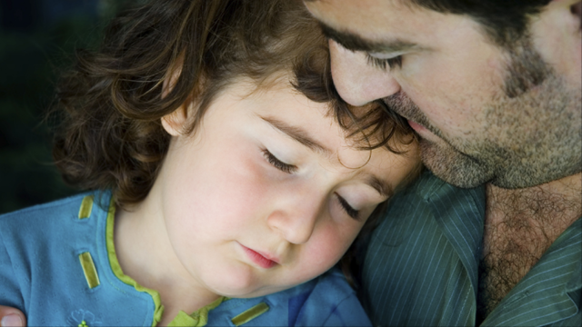 أخطاء تربية تمنحك طفلك ذو شخصية ضعيفة!