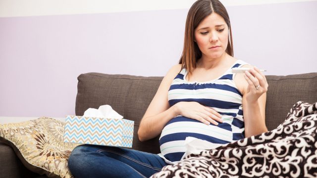اكتشفي أسباب ارتفاع درجة الحرارة أثناء الحمل وطرق علاجها طبيعيا