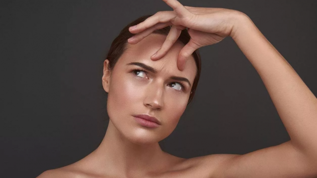 3 حيل لإخفاء التجاعيد بين الحاجبين بدون فيلر