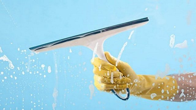 تلميع الزجاج والمرايا : 5 طرق سحرية