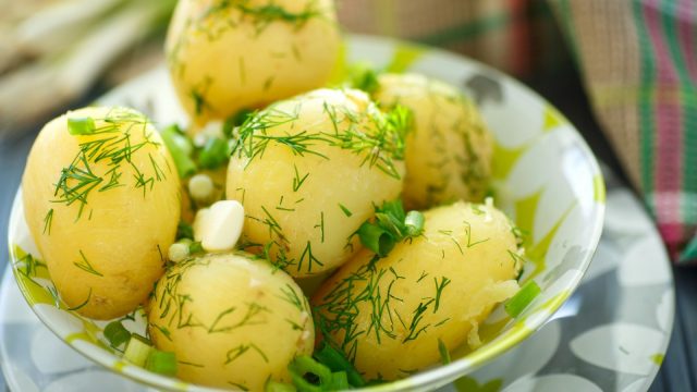 كيفية تجهيز سلطة البطاطس الحارة