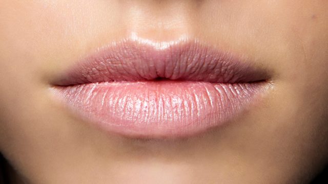 أفضل أحمر شفاه نيود للشفاه الجافة والحساسة