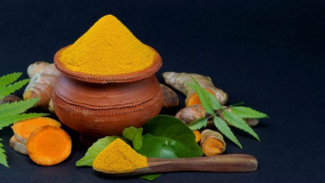 أقنعة الكركم لعلاج مشاكل البشرة قبل الزفاف