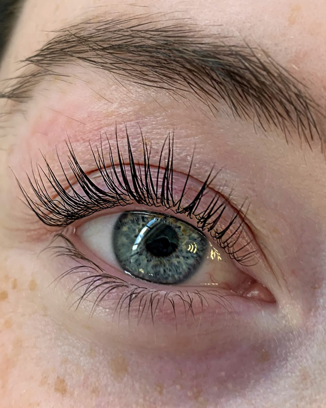 تقنية رفع الرموش