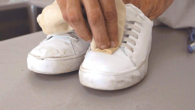 تنظيف الأحذية الجلدية البيضاء بـ5 طرق منزلية آمنة