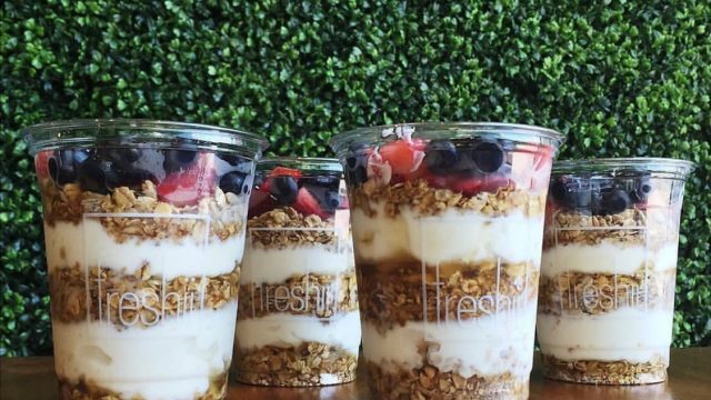 طريقة تجهيز أكواب الزبادي مع الجرانولا لفطور الصباح