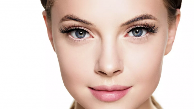 صيحة الحواجب الرفيعة تعود من جديد وهذه طريقة تطبيقها!