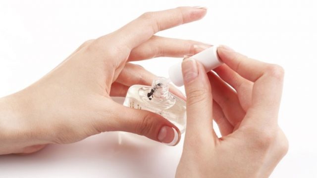 طلاء الأظافر الشفاف : 5 استخدامات غير مسبوقة تعرفي إليها