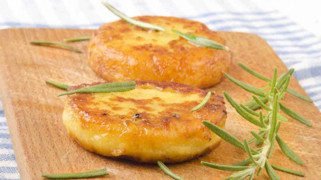 كيفية تجهيز فطائر البطاطس والدجاج