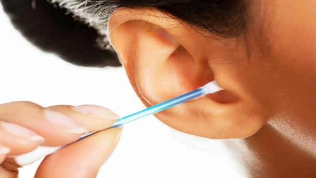 علاج شمع الأذن في المنزل بطرق سهلة