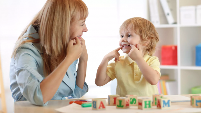 التأخر اللغوي عند الأطفال وكل ما يجب أن تعرفيه عنه