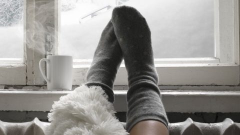 4 نصائح للتخلص من برودة القدمين مع تغييرات الطقس