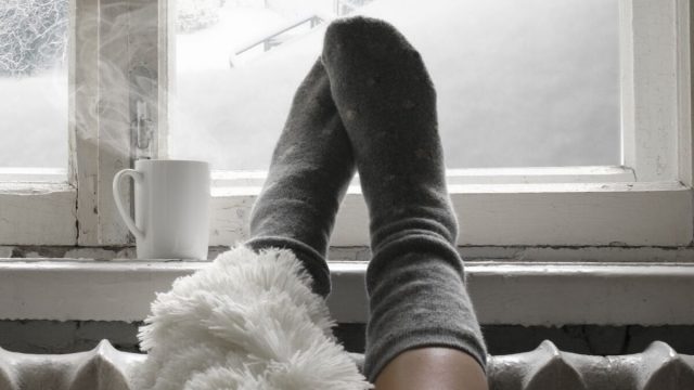 4 نصائح للتخلص من برودة القدمين مع تغييرات الطقس