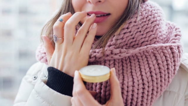 تعانين من تشقق الشفاه ؟ 5 أشياء عليك تجنبها فورا