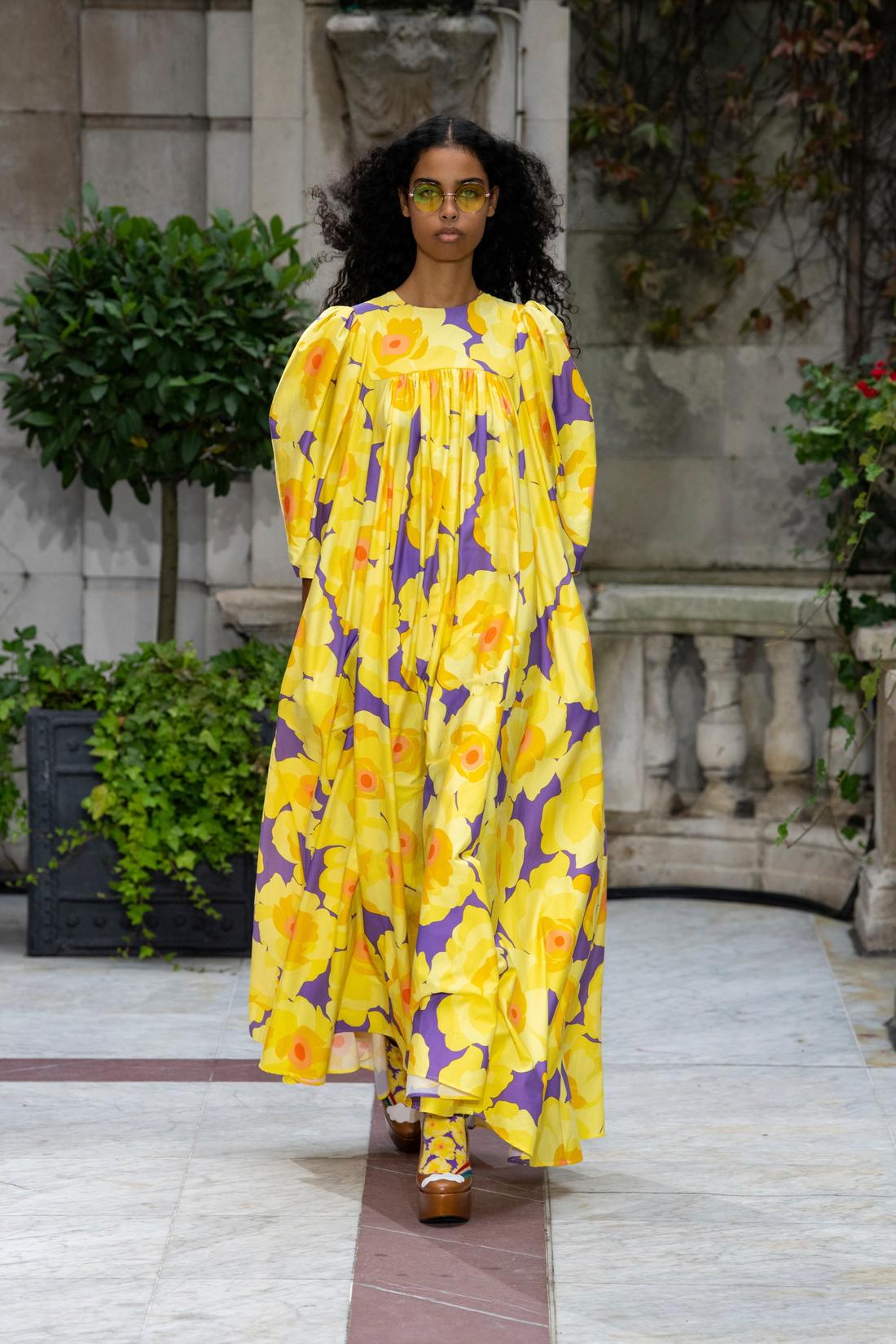 موديلات الفساتين بالأكمام 