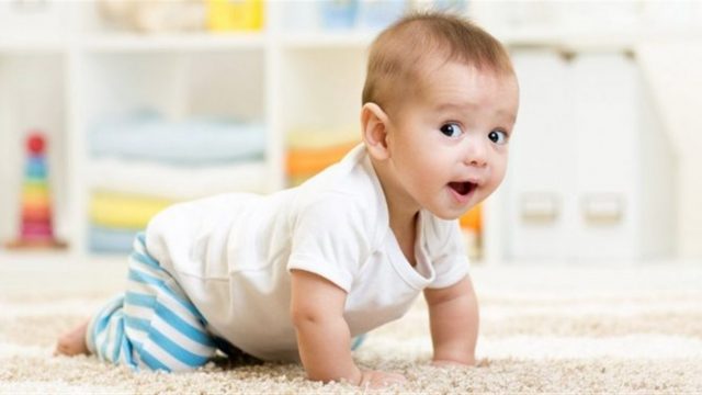 نمو المهارات الحركية الدقيقة عند الطفل من 10 إلى 12 شهرا