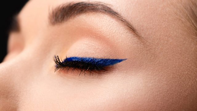 أحدث إصدارات الآيلاينر بألوان عصرية بعيدا عن الأسود!