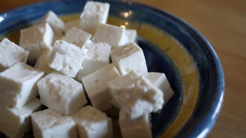 كيفية تجهيز جبن فيتا في المنزل