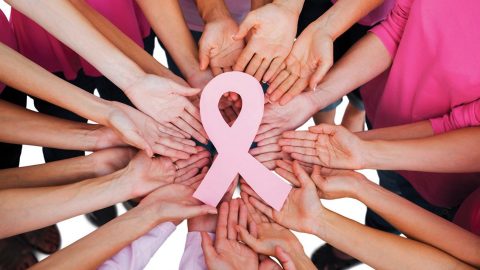 أكتوبر الوردي : اكتشفي طريقة القيام بالفحص الذاتي للثدي