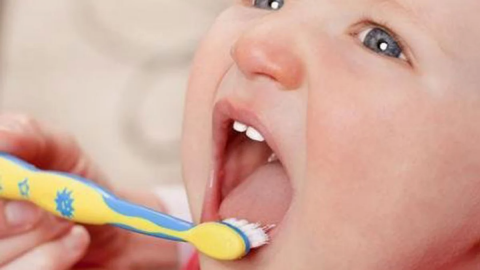 تفلور الأسنان عند الأطفال : الأعراض والأسباب