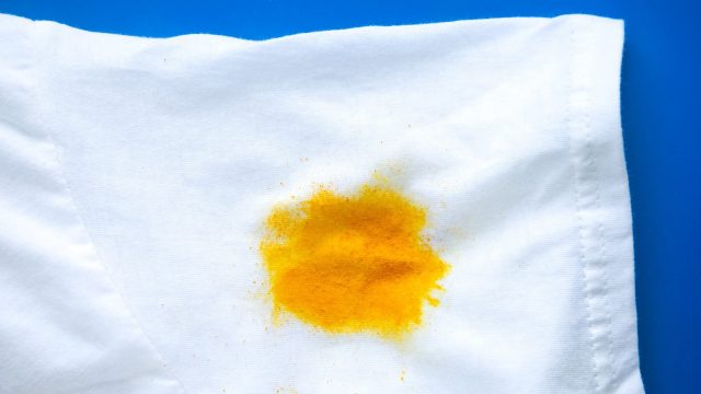 طرق إزالة بقع الكاري من الملابس حسب نوعها