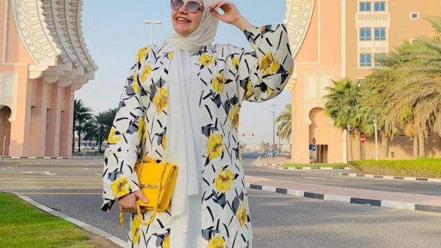 أجمل 5 موديلات عبايات مزينة بطبعة الورود وطرق تنسيقها