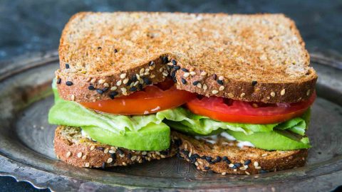 كيفية تجهيز ساندويتش الطماطم بالافوكادو