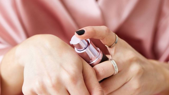 أفضل طريقة لتطبيق الكنسيلر بخصائص مرطبة