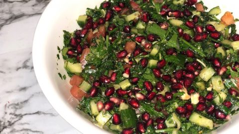 كيفية تجهيز سلطة الخضار بالرمان