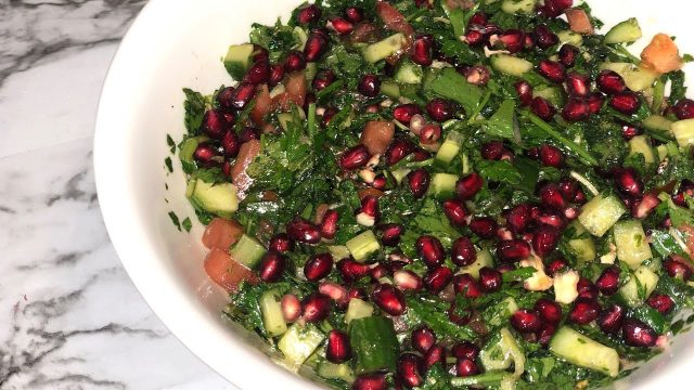 كيفية تجهيز سلطة الخضار بالرمان