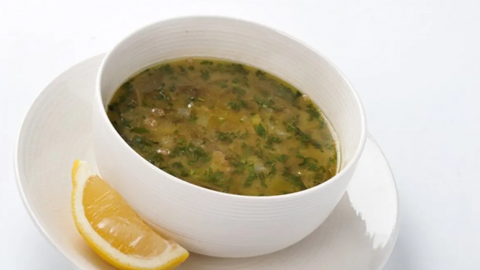 كيفية تجهيز شوربة العدس بالليمون والسلق