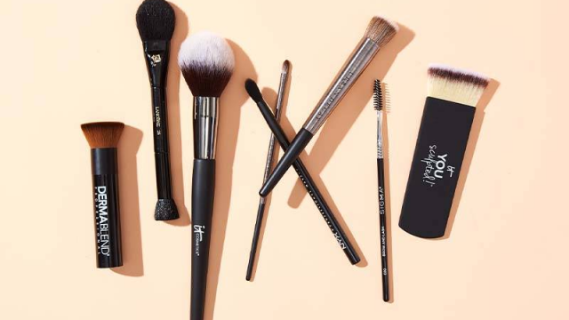 العناية بفرش المكياج بشكل صحيح وفقا لنصاح الخبراء