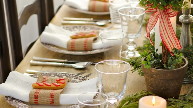 6 أفكار ديكور لتزيين طاولة العشاء في سهرة رأس السنة