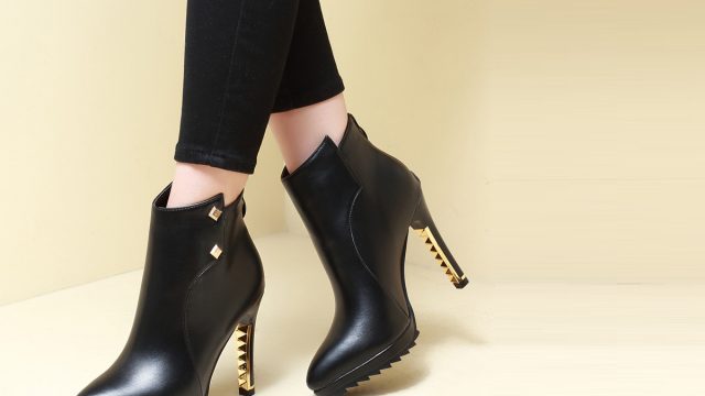 أجمل موديلات الأحذية البيضاء لموسم شتاء 2023 بالصور