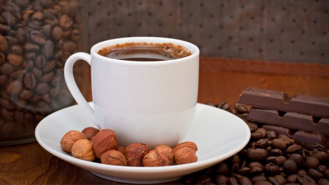 كيفية تجهيز قهوة بالبندق