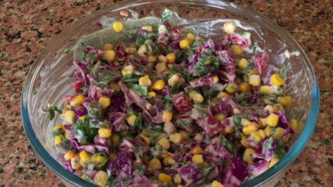 كيفية تجهيز سلطة الشمندر والذرة