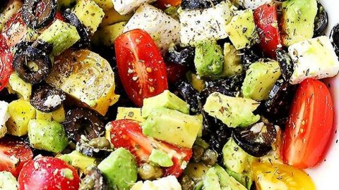 كيفية تجهيز سلطة الطماطم بالافوكادو