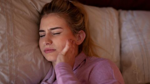 توتر الفكين وكل ما يجب أن تعرفيه عن الضغط النفسي!