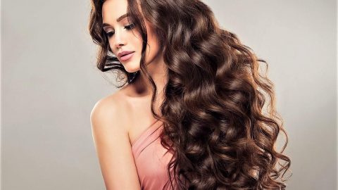 ستايلات مكياج مناسبة للشعر الويفي