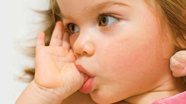 عادة مص الإصبع : كيف أساعد طفلي على التخلص منها